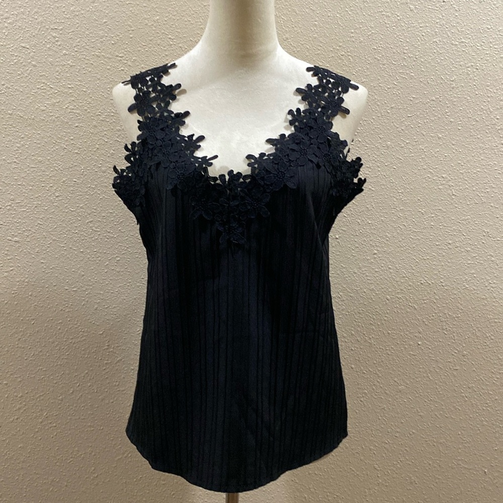 Beautiful black lacy tank blouse. Size medium 💕💕